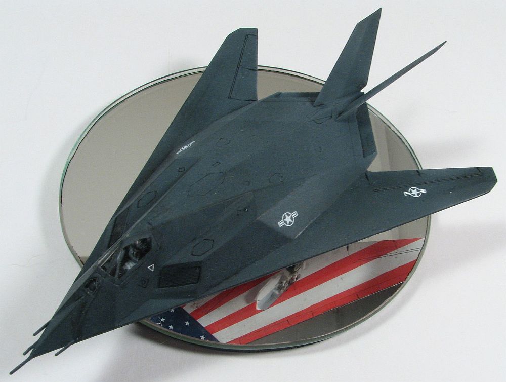 Dragon/RetroWings 1/144 F-117 Overhead On Mirror