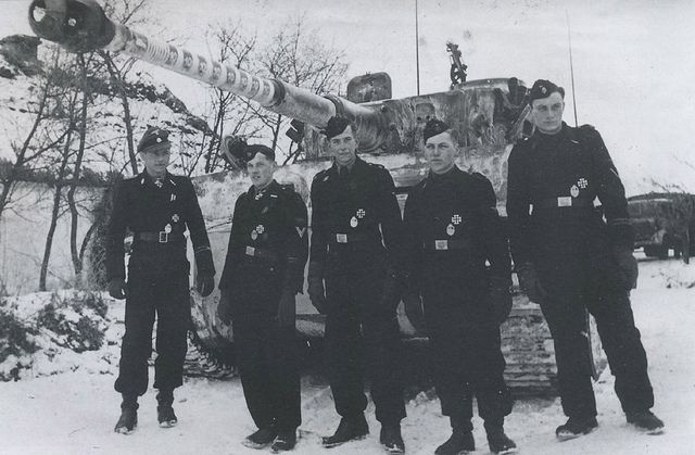 Dragon_Tiger_I_Early_Crew.jpg